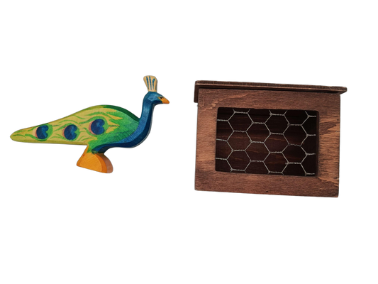 Ostheimer Bundle Set von 2 Pfau Figur & Holz-Stall Holzspielzeug