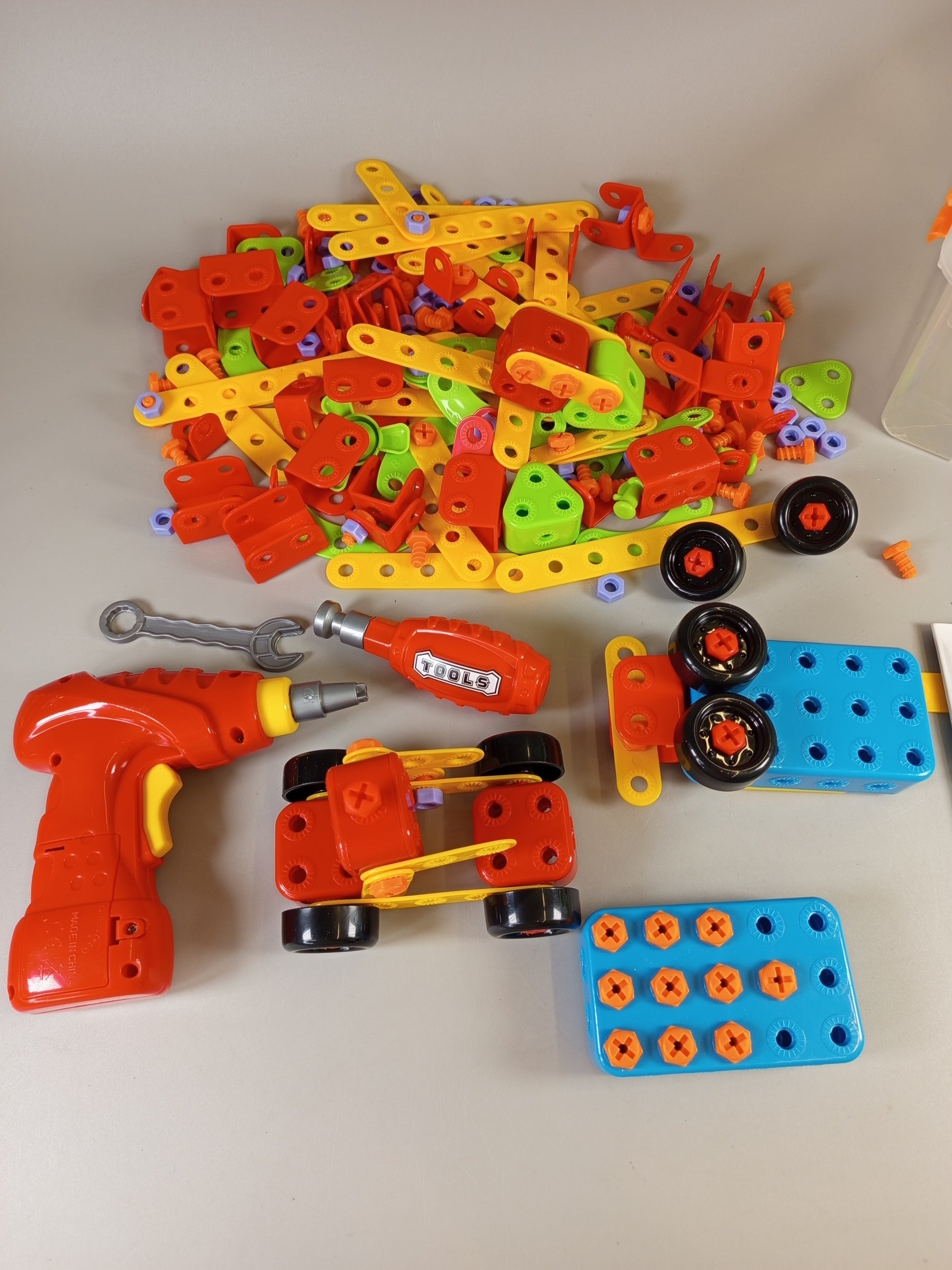 Lukat Konstruktionsspielzeug - 3D Schraubspiel