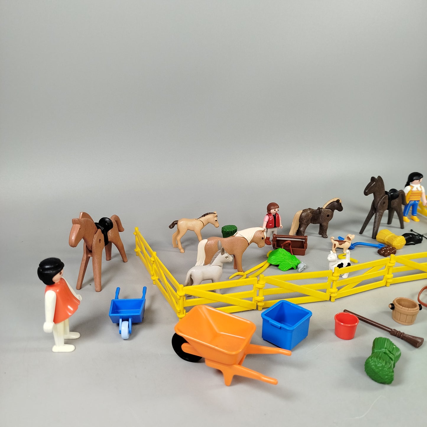 Playmobil Pferdehof – Reitstall-Set mit Figuren, Pferden & Zubehör