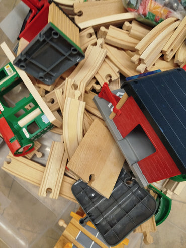 Brio Holzeisenbahn Set – mit Schienen, Fahrzeugen & Zubehör, 55-tlg.