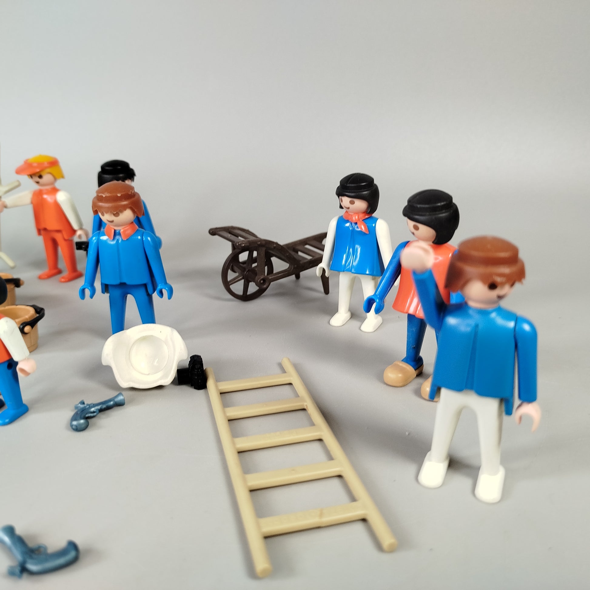 Playmobil Konvolut – 13 Figuren & 2 Boote mit Zubehör