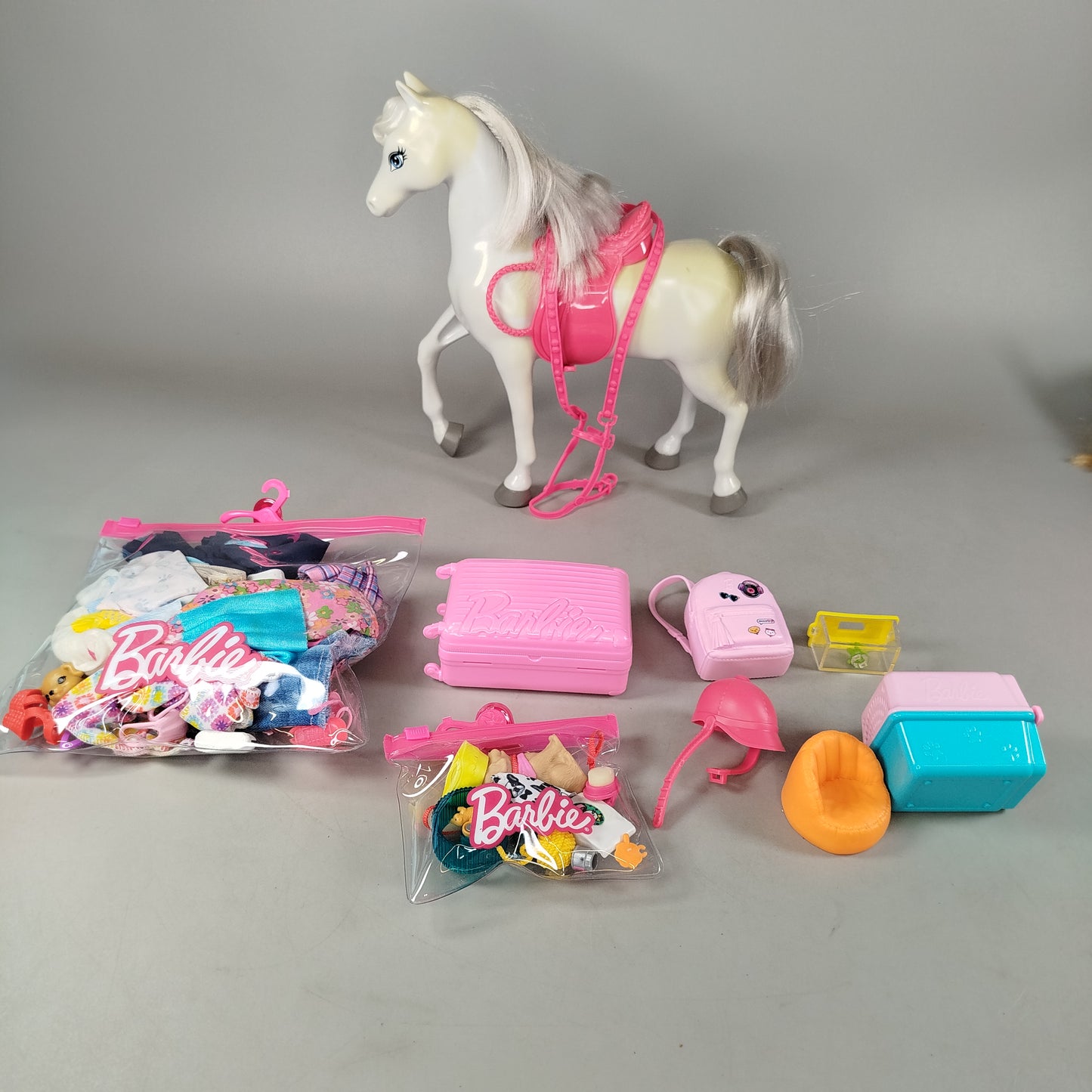 Barbie Bundle Puppen Set von 9 Figuren & Pferd