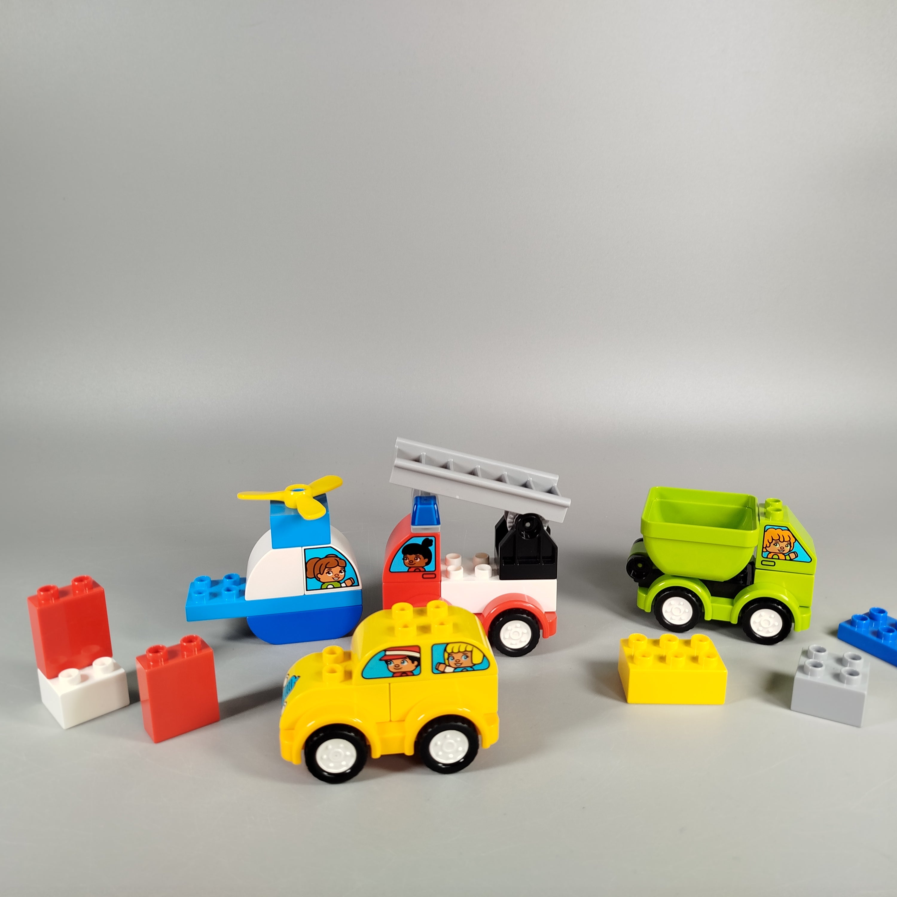 Lego Bauspielzeug Fahrzeuge Set –Auto, Betonmischer, Feuerwehrauto, Hubschrauber