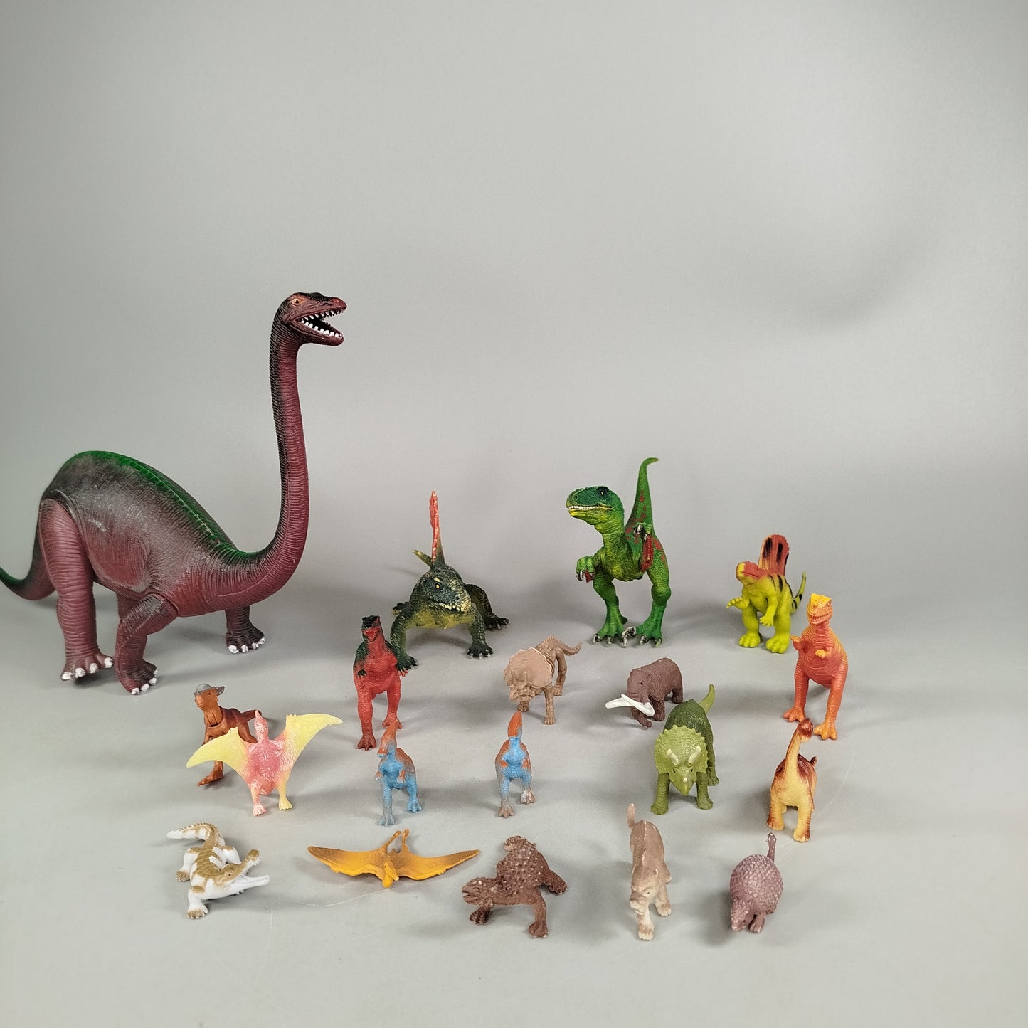 Figuren-Set von 19 Dinosauriern & Urzeittieren – prähistorisches Spielzeug