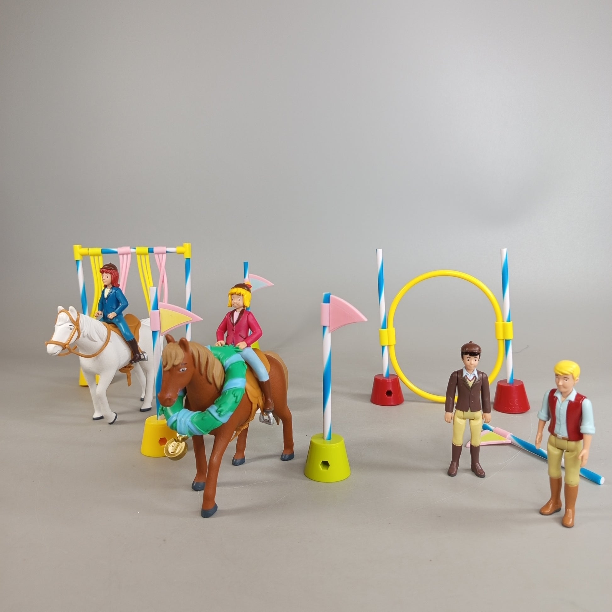 Kiddinx Figuren-Set – Pferdespringen mit Hindernissen, 6-teilig