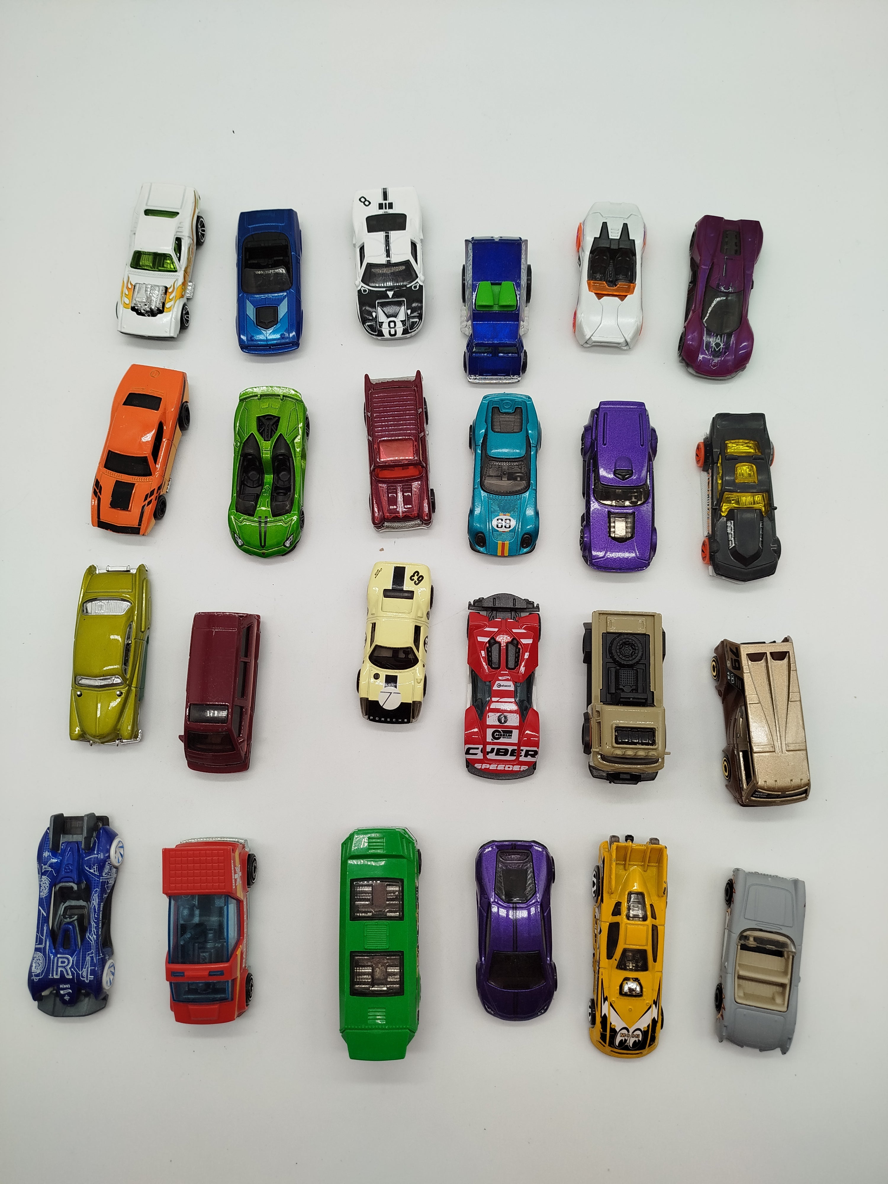 Hotwheels Miniaturautos Set von 24 Fahrzeugen