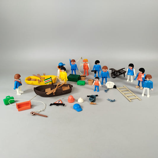 Playmobil Konvolut – 13 Figuren & 2 Boote mit Zubehör