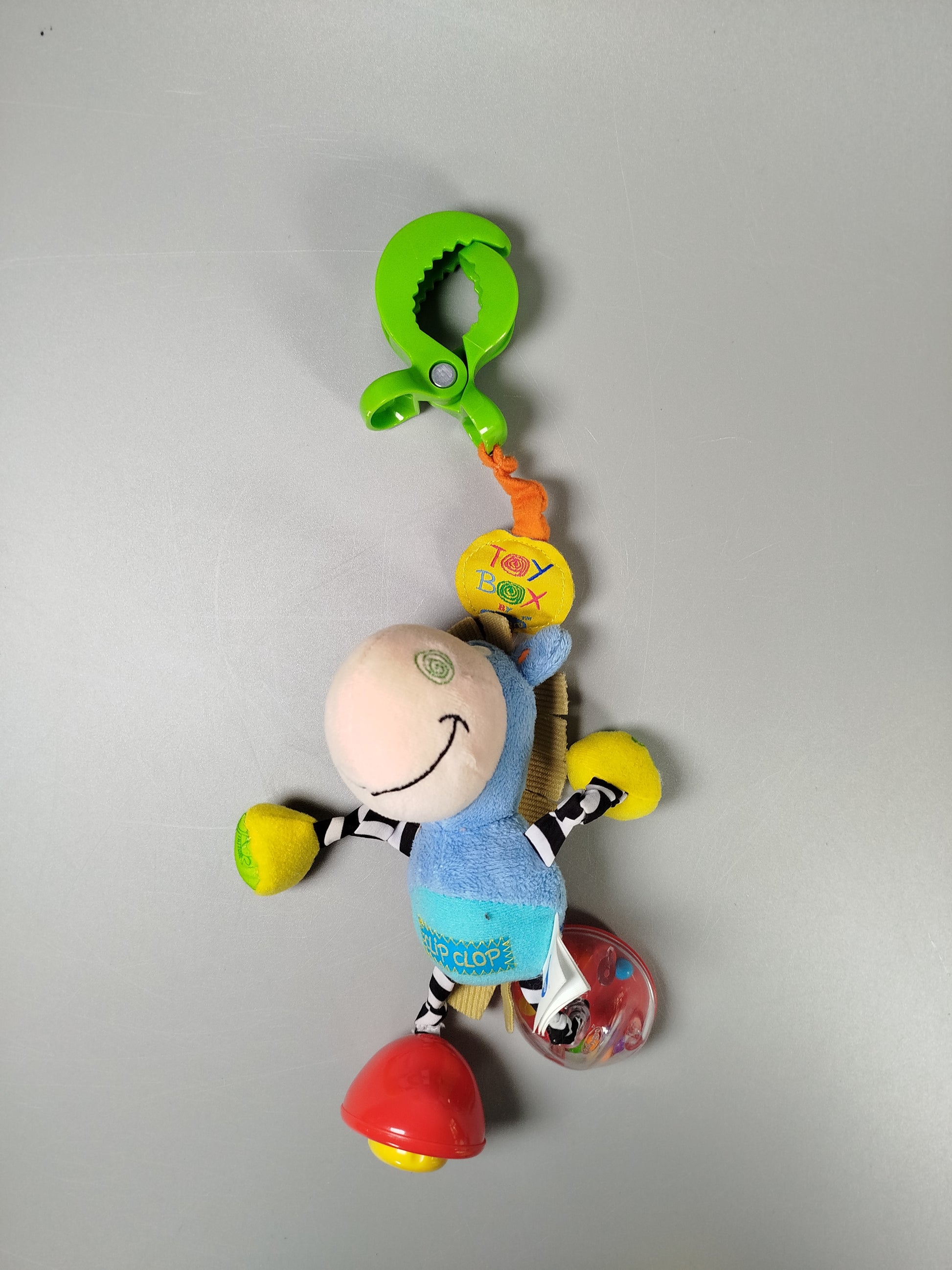 Babyspielzeug-Bundle mit Rassel, Stoffball, Stoffrassel-Figur & Soundfigur