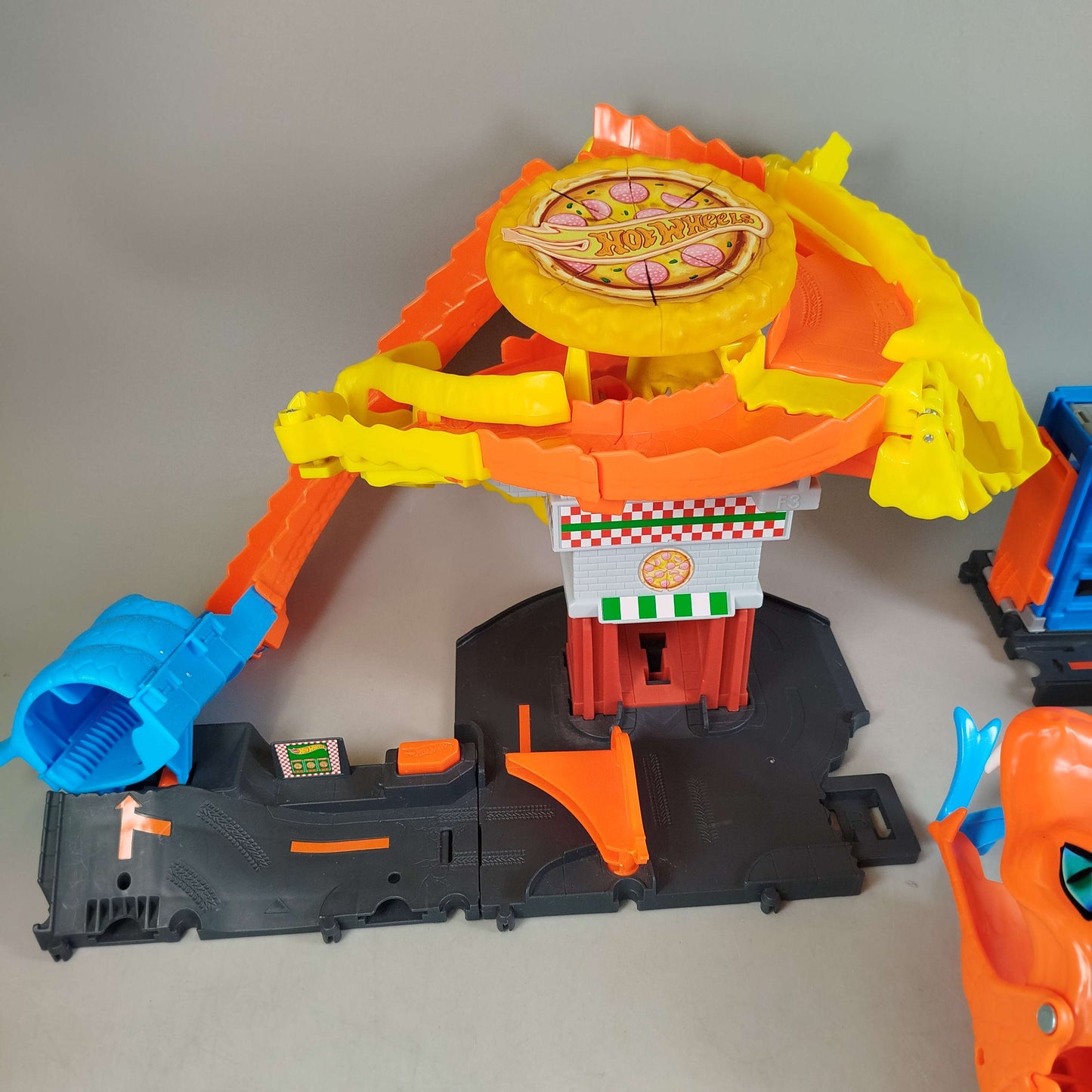 Hot Wheels Bundle Rennstrecke 6x Autos & Strecke ab 6 Jahre 