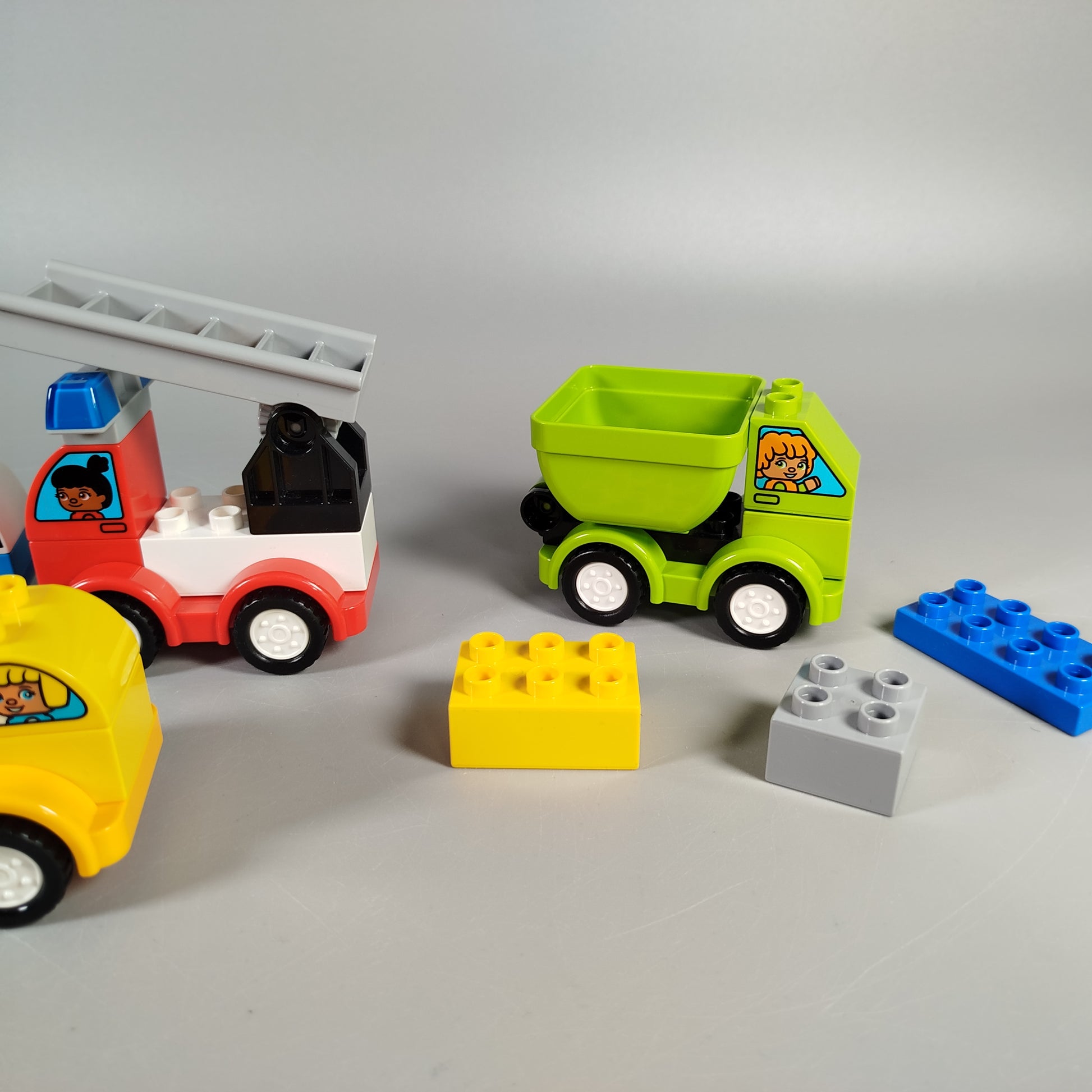 Lego Bauspielzeug Fahrzeuge Set –Auto, Betonmischer, Feuerwehrauto, Hubschrauber