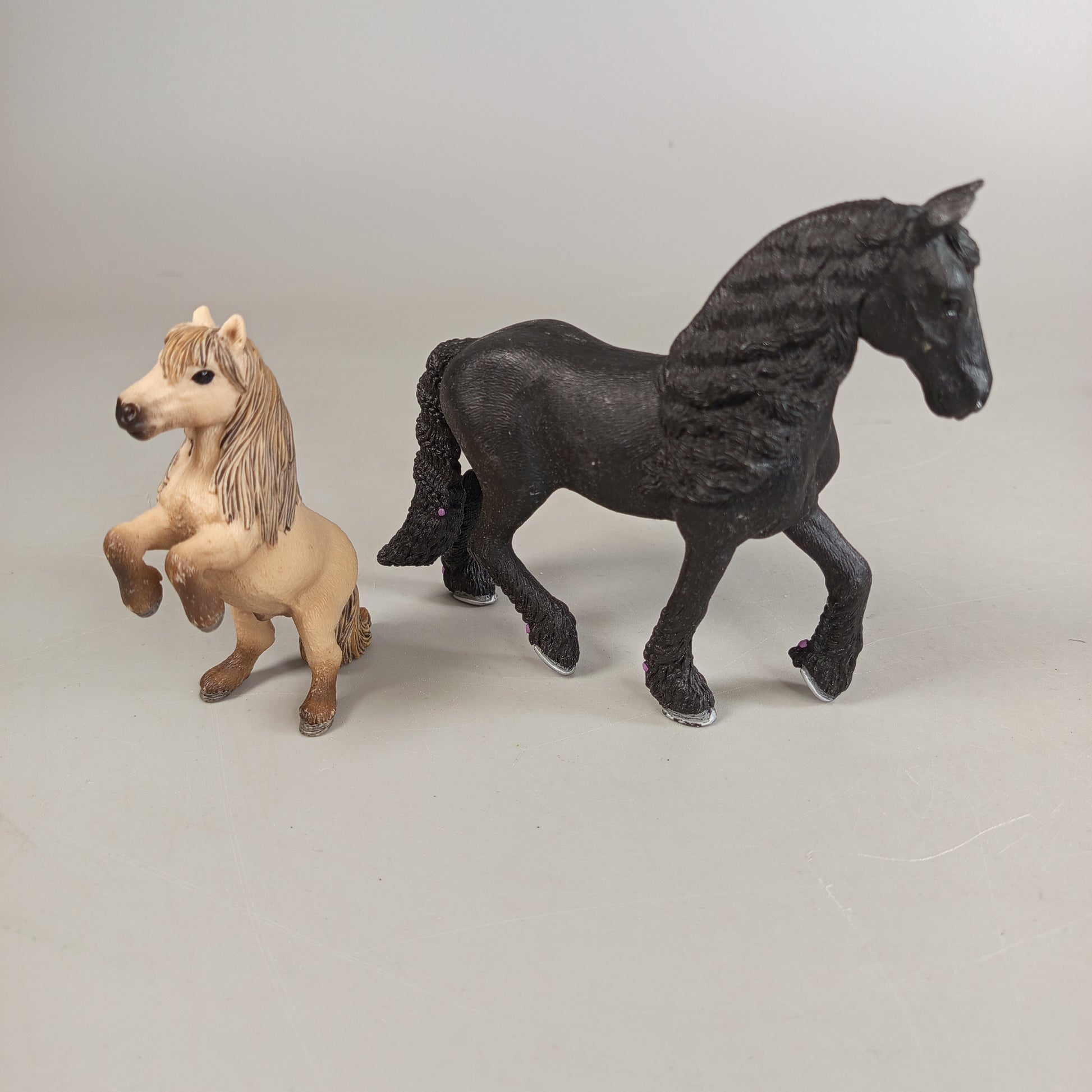 Pferdefiguren Set von 16 Tieren – realistische Spielfiguren