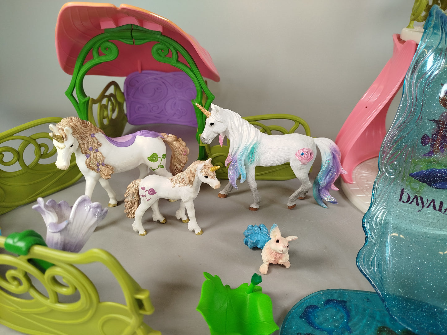 Schleich glitzerndes Blütenhaus mit Einhörnern, See und Stall