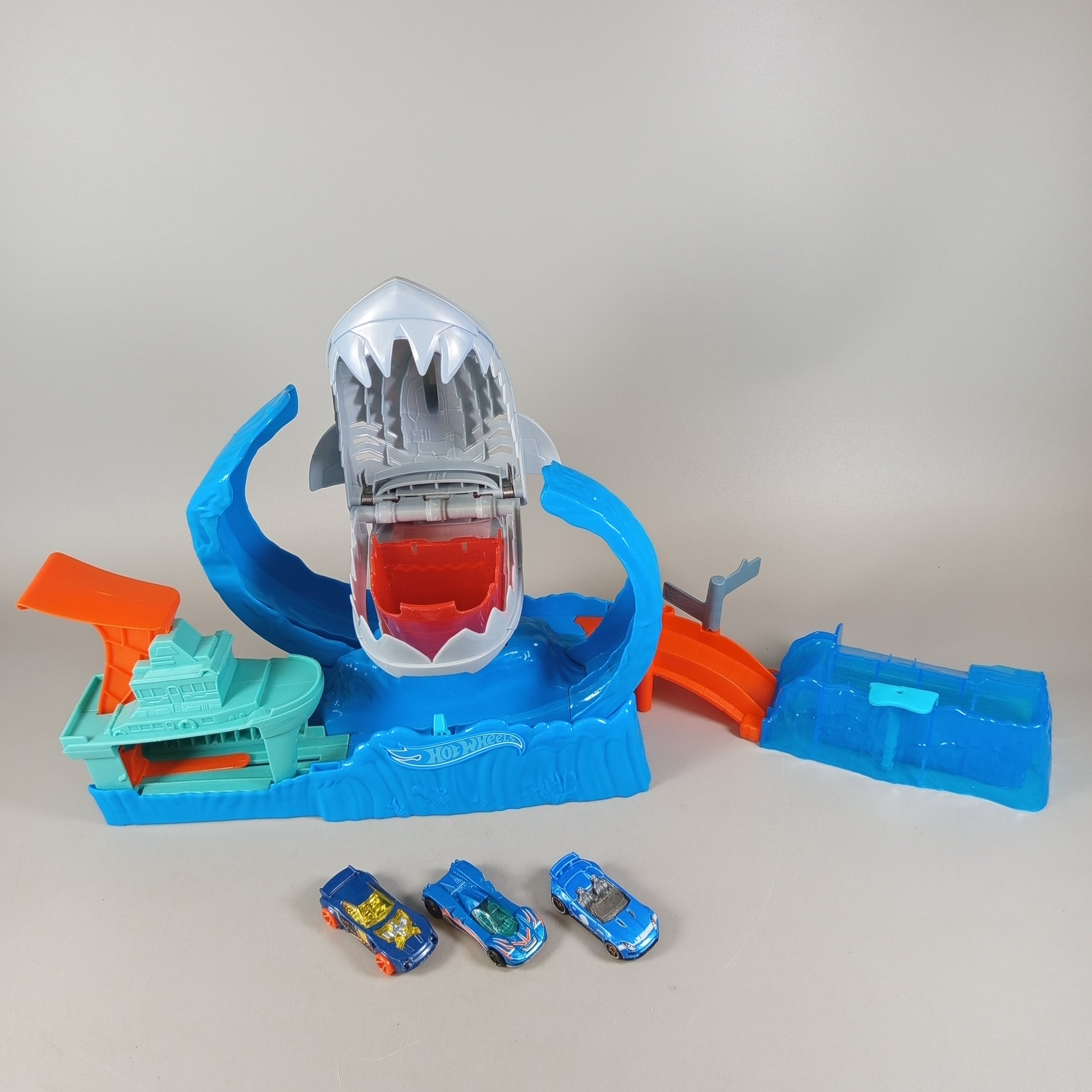 Hot Wheels Spielset Hai-Angriff Rennstrecke mit Autos