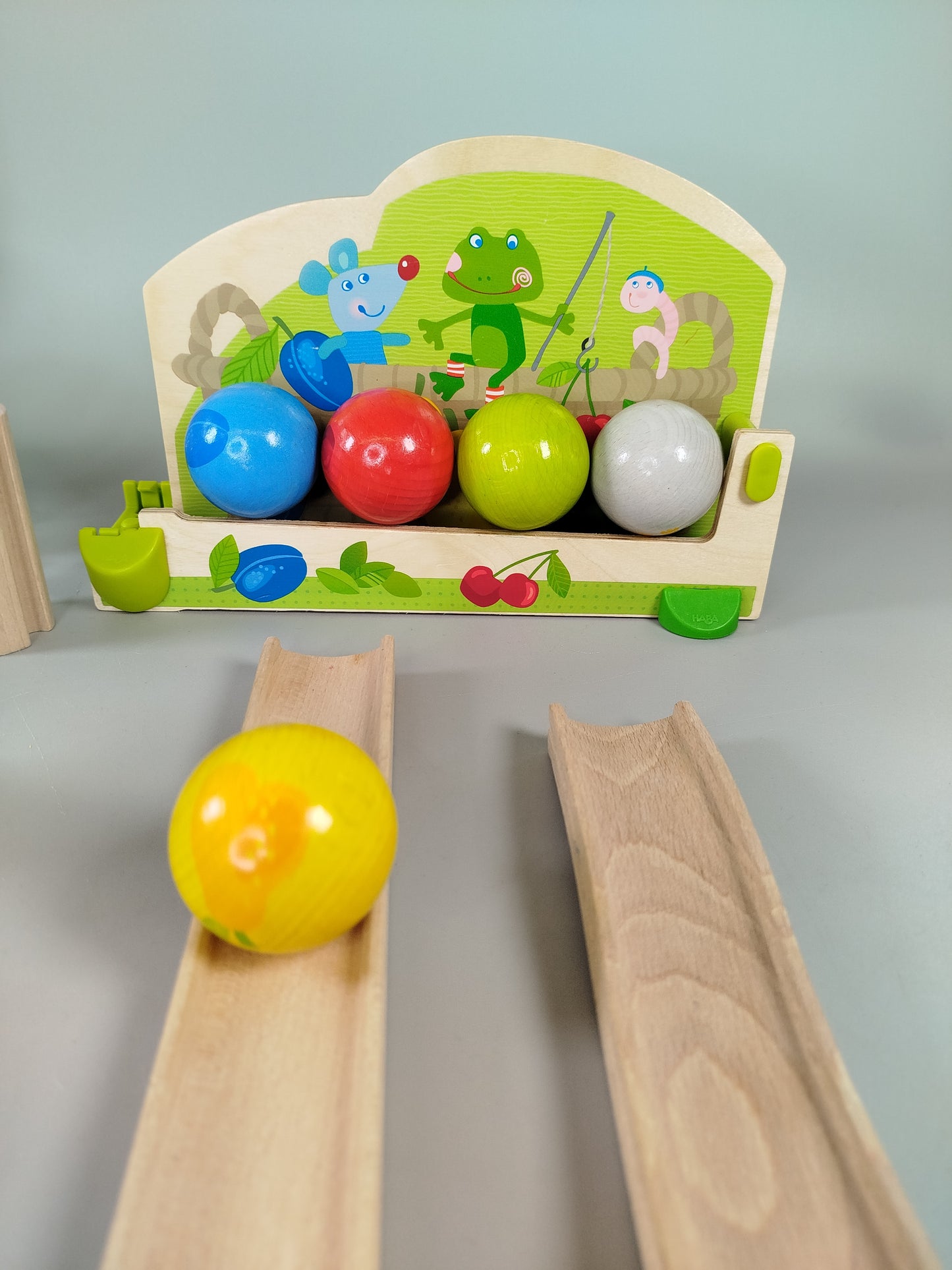 HABA Holzspielzeug - Kullerbü Kugelbahn Obstgarten mit Glocke & 5 Kugeln