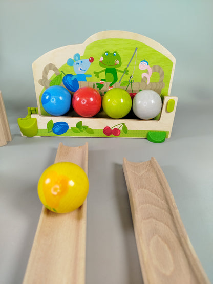 HABA Holzspielzeug - Kullerbü Kugelbahn Obstgarten mit Glocke & 5 Kugeln