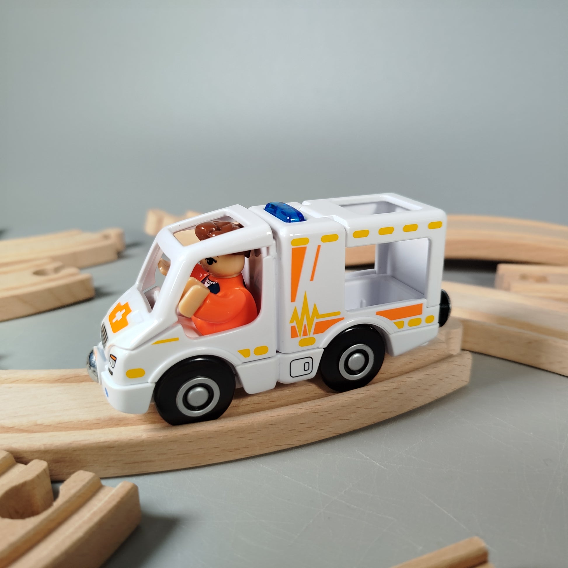 Holzeisenbahn Set – Fahrzeuge, Figuren & Plastikbrücke