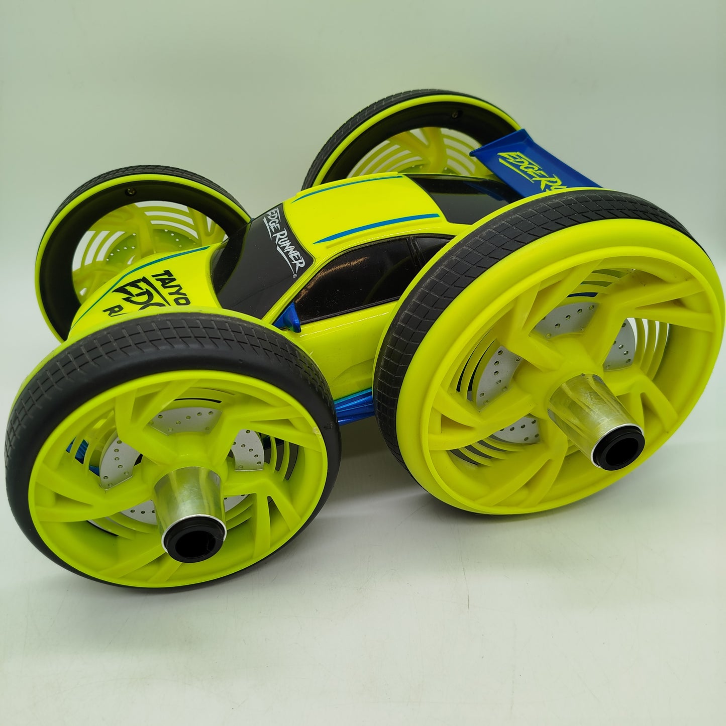 Taiyo Edge Runner R/C Stuntauto mit Fernsteuerung