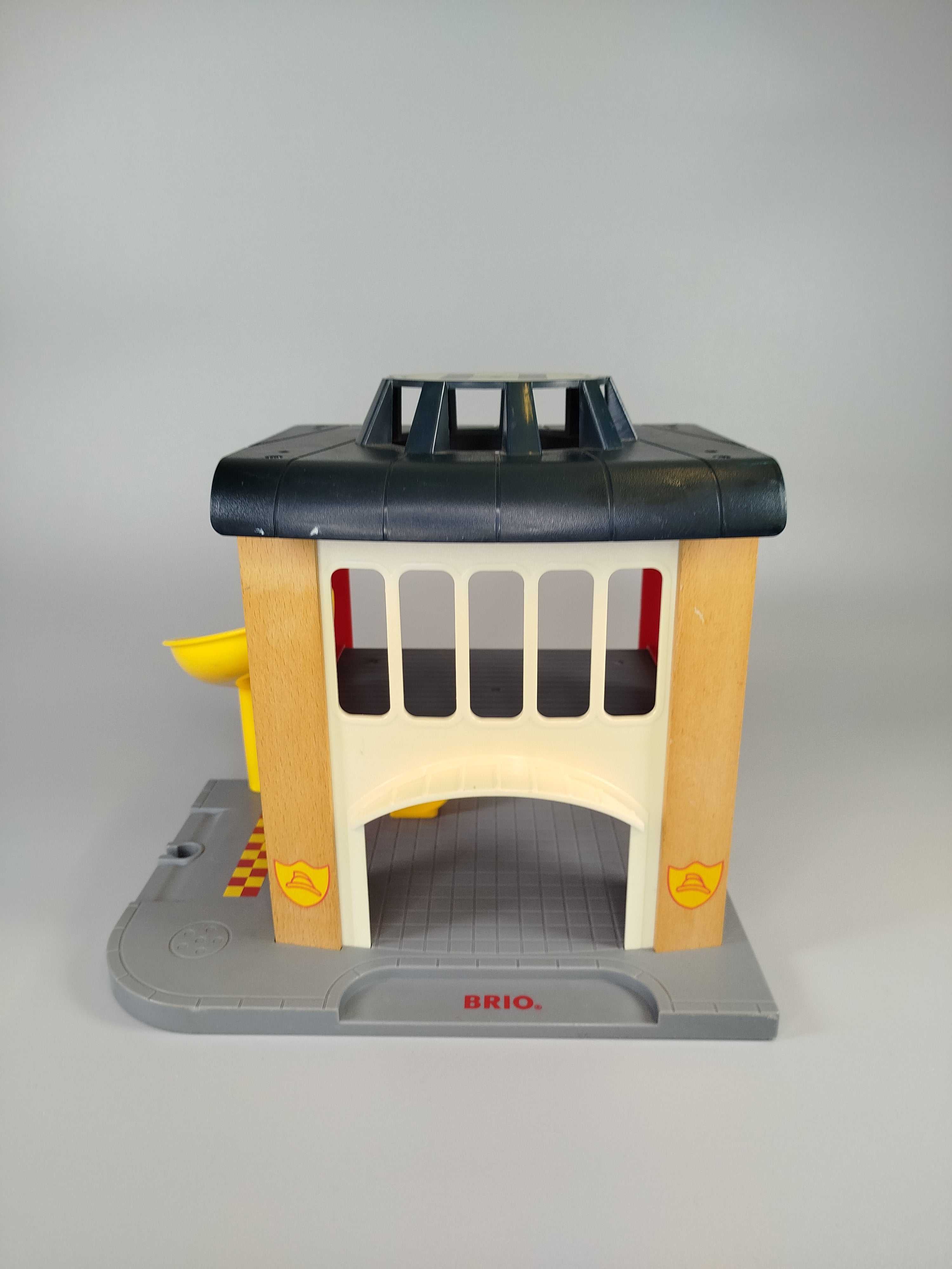 BRIO Feuerwehrstation mit Hubschrauber-Landeplatz & Rutsche