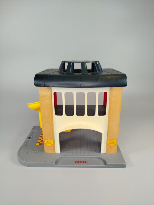 BRIO Feuerwehrstation mit Hubschrauber-Landeplatz & Rutsche