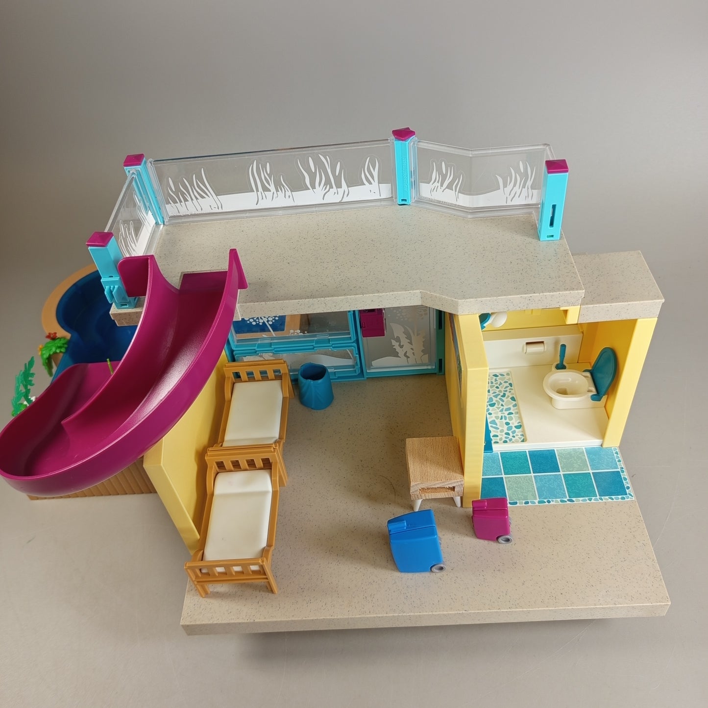 Playmobil Ferienhaus mit Pool & Rutsche – Playset mit Figur