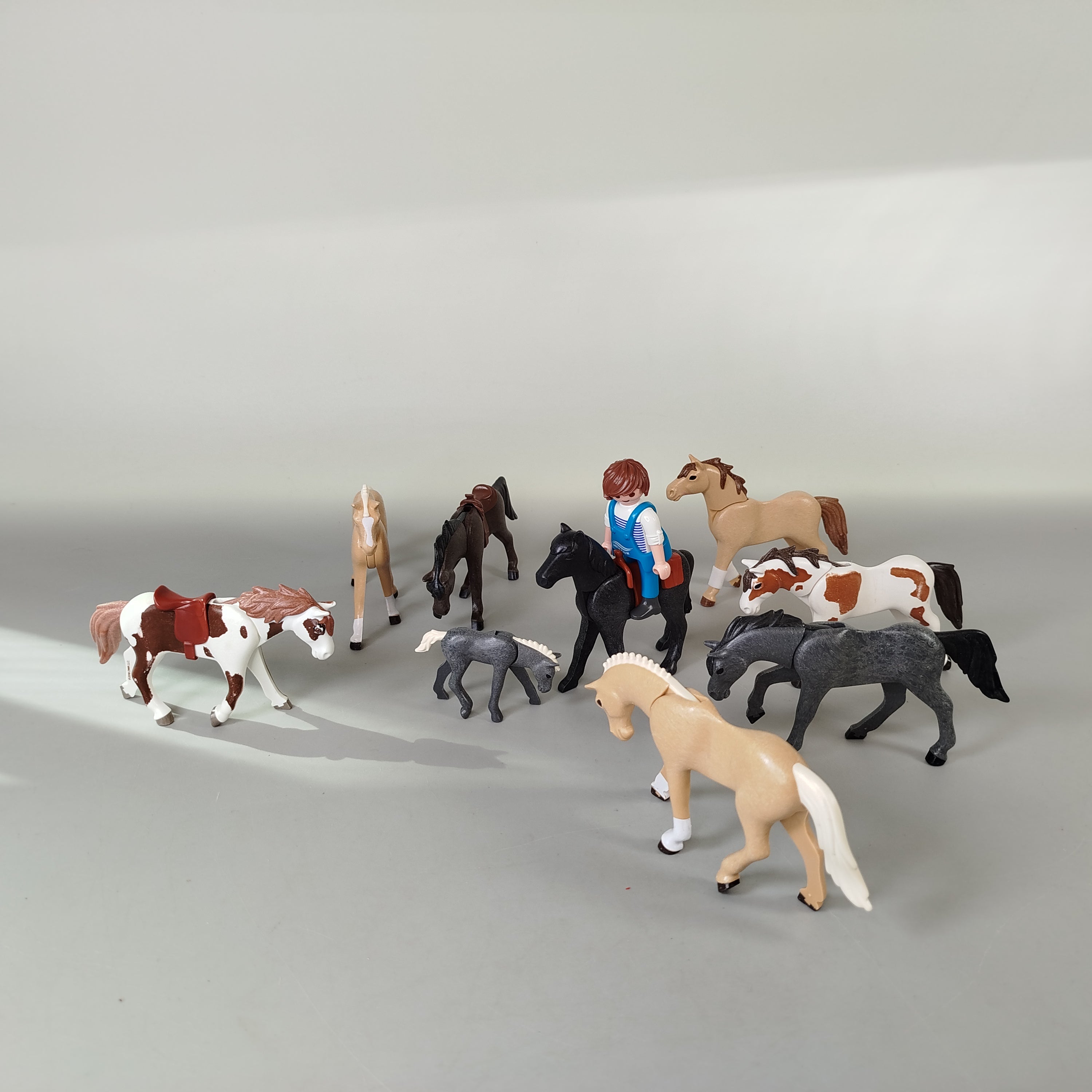 Playmobil Pferde Set – 9 Pferde & 1 Spielfigur, Reiterhof Zubehör