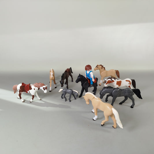 Playmobil Pferde Set – 9 Pferde & 1 Spielfigur, Reiterhof Zubehör