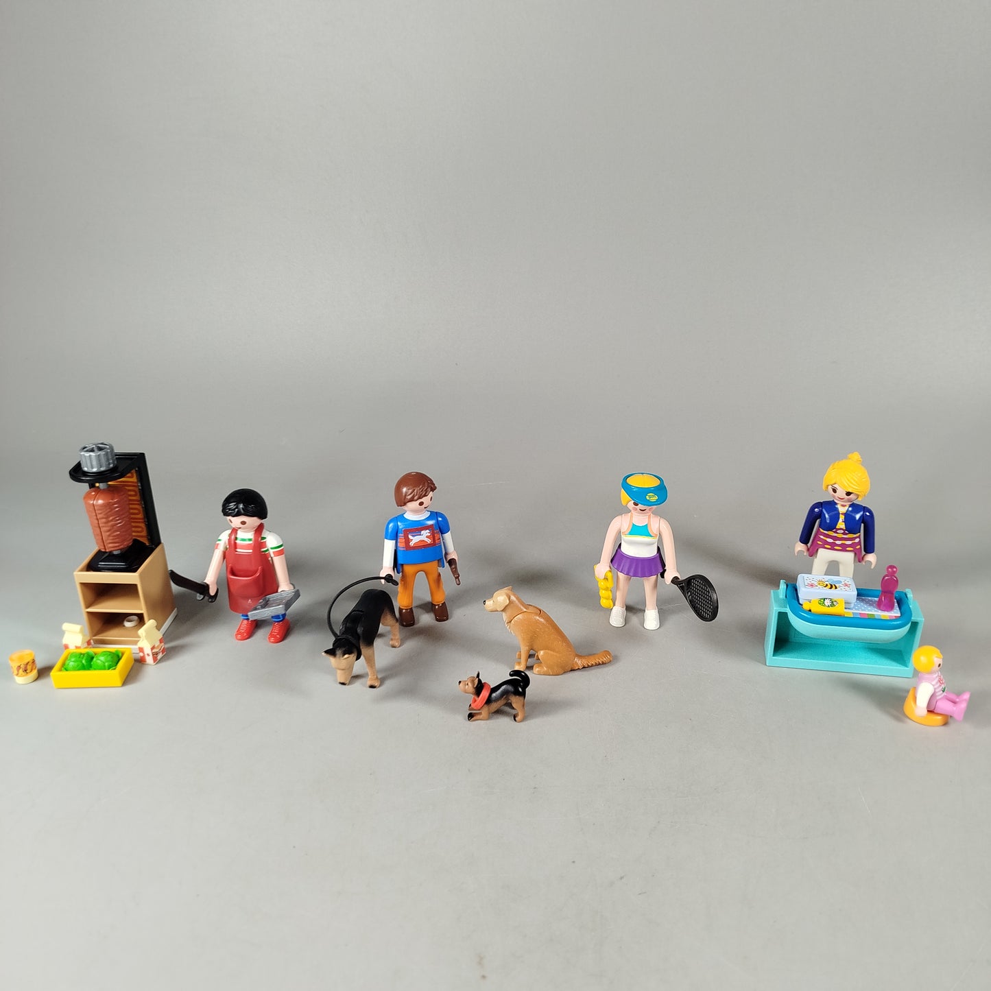 Playmobil Bundle Alltag & Freizeit Set von 8 Figuren & Hunde