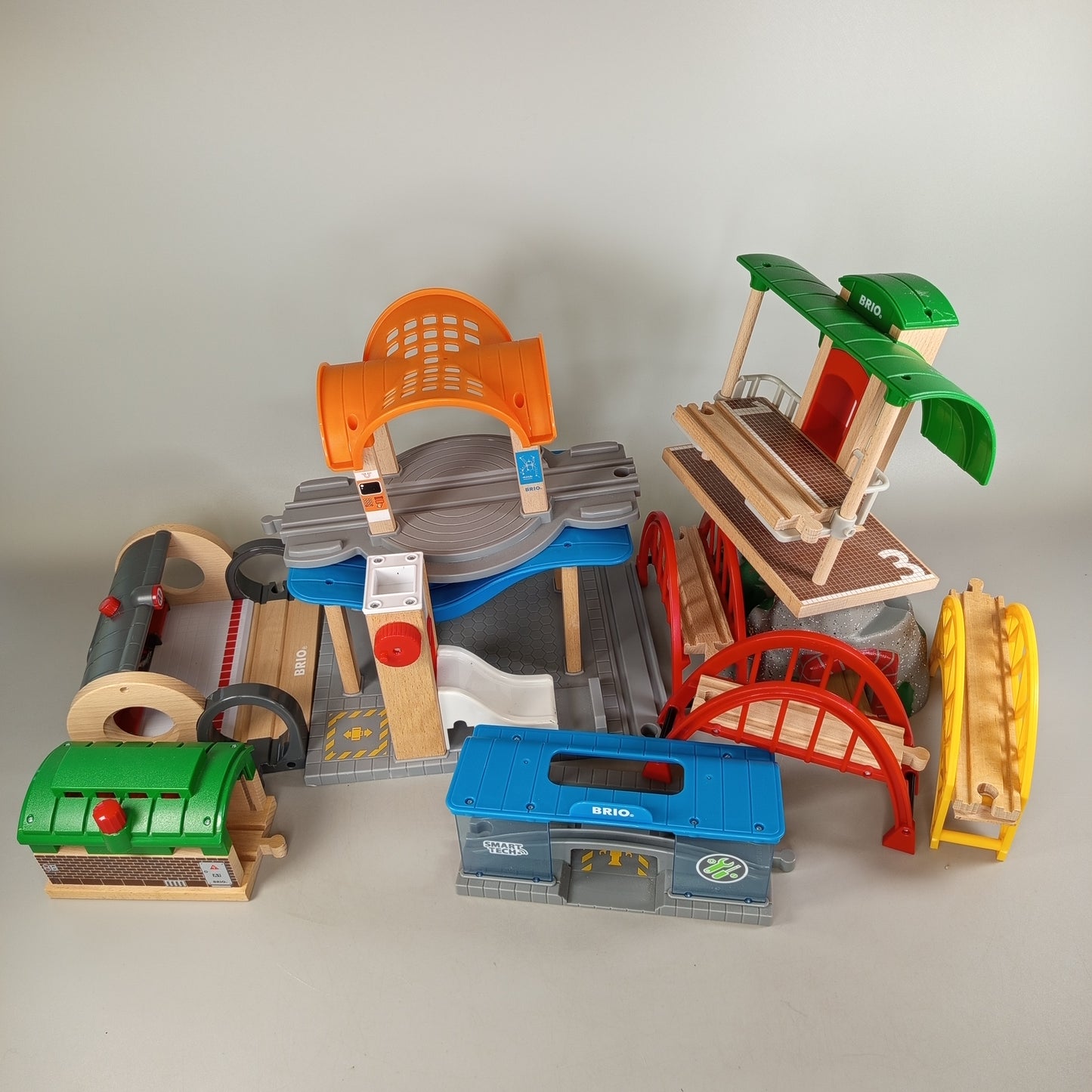 BRIO Zubehörset – Bahnhöfe, Brücken & Tunnel, 10 Teile