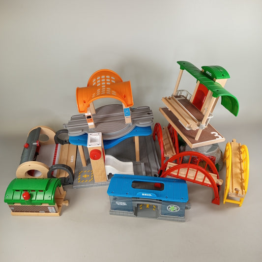BRIO Zubehörset – Bahnhöfe, Brücken & Tunnel, 10 Teile