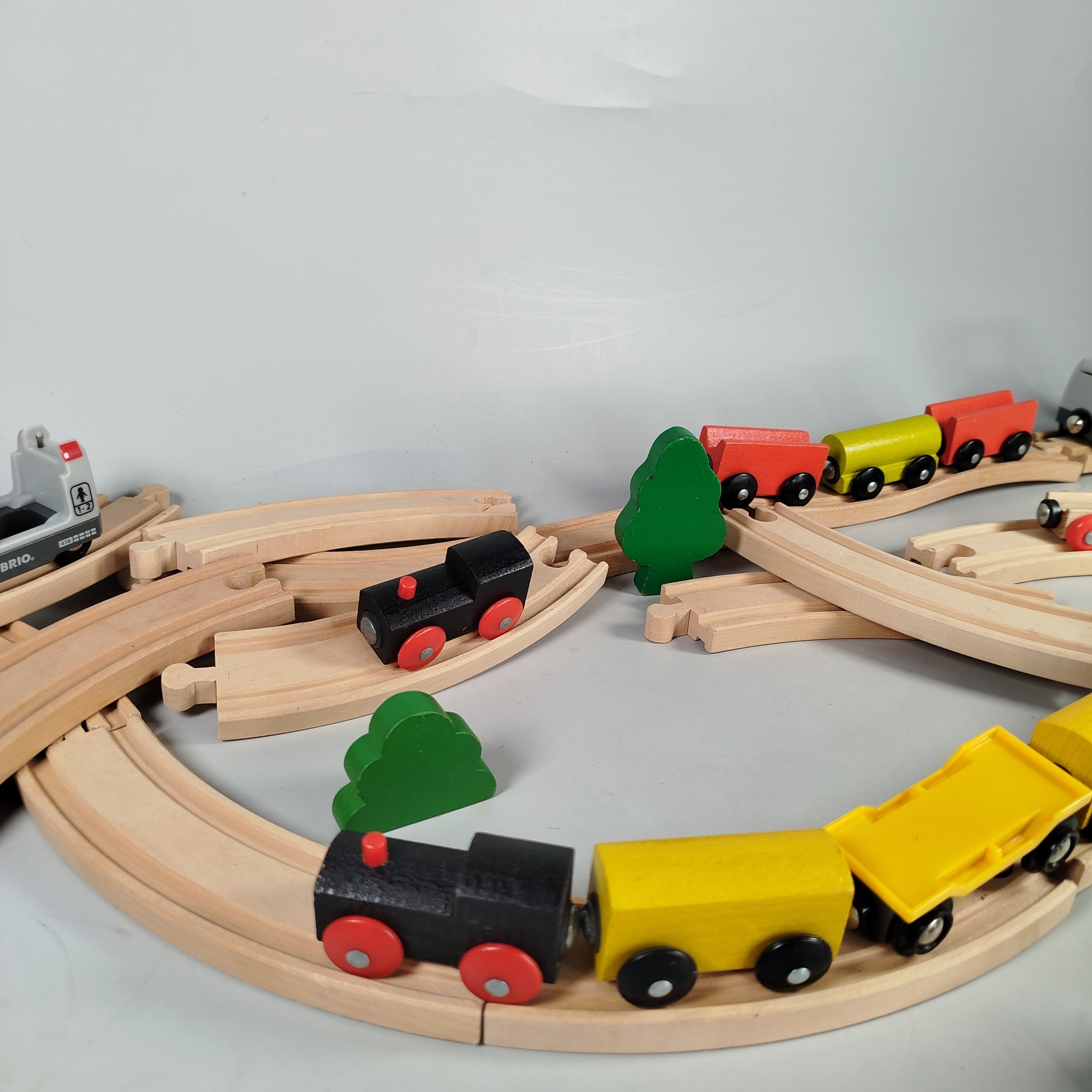 Brio Holz-Eisenbahn-Set mit Zügen & Zubehör