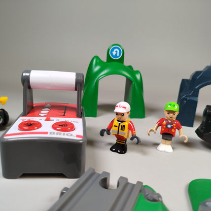 BRIO Eisenbahn Zubehör Set - Lok, Figuren & Tunnel, guter Zustand