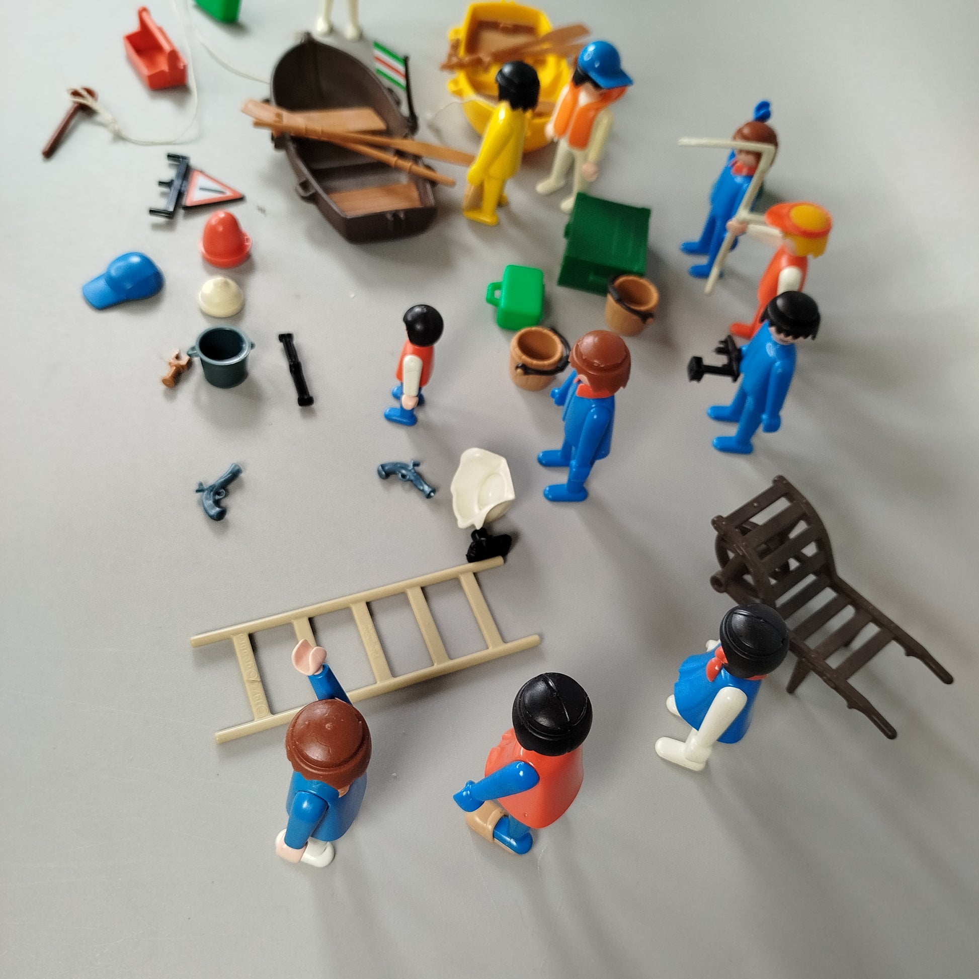 Playmobil Konvolut – 13 Figuren & 2 Boote mit Zubehör