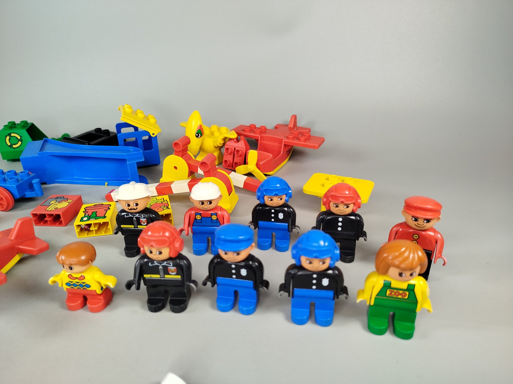 LEGO DUPLO Konvolut ca. 1,5 kg – Schienen, Bausteine & Figuren gemischt