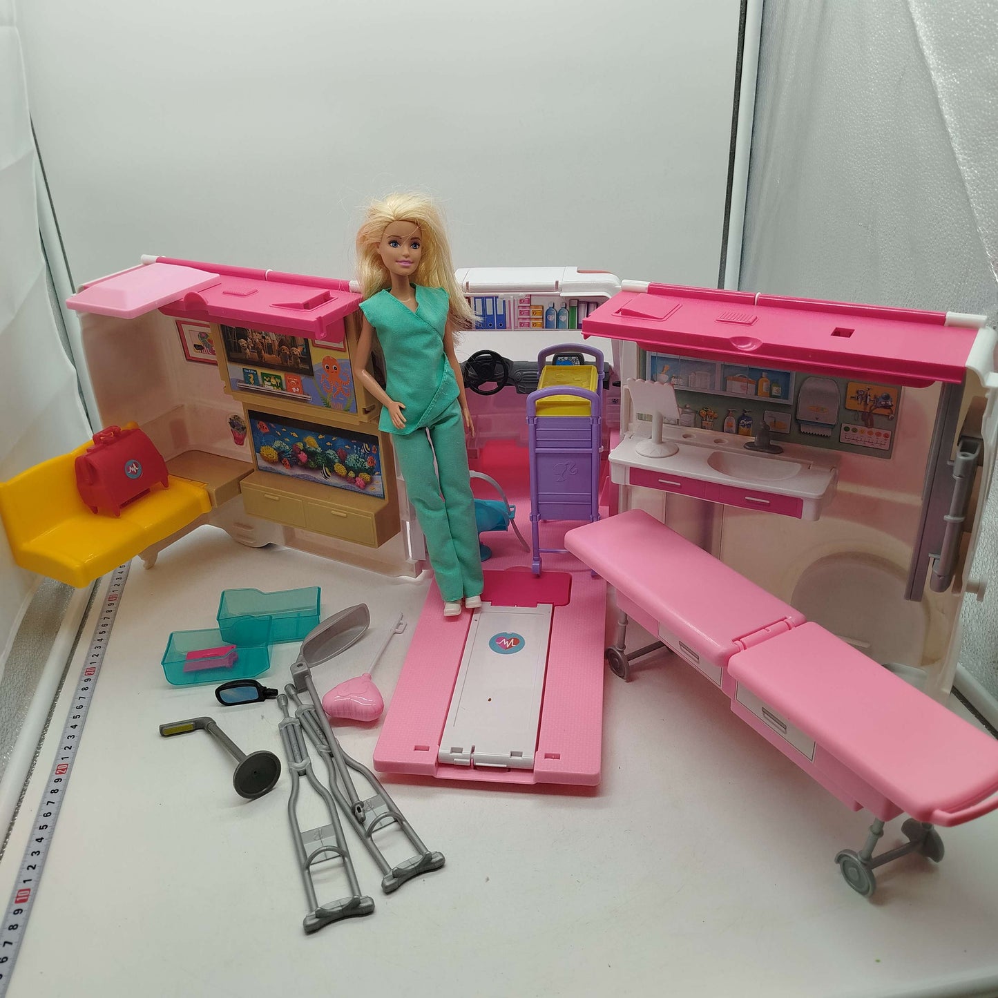 Barbie Bundle 2-in-1 Krankenwagen FRM19 mit Puppe