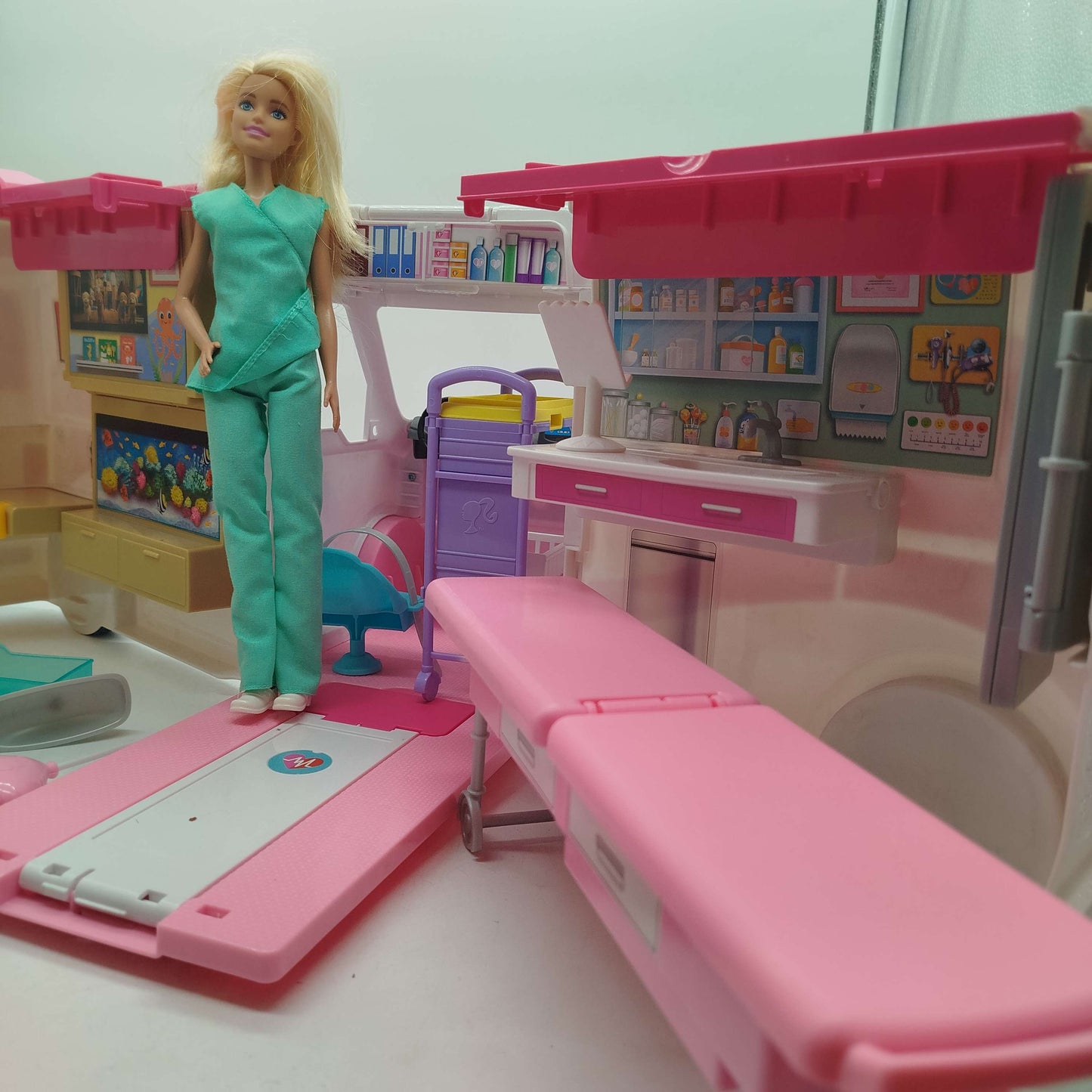 Barbie Bundle 2-in-1 Krankenwagen FRM19 mit Puppe
