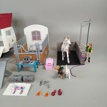 Schleich Pferdepflege Spielset – Tierarztwagen, Stall, Waschplatz