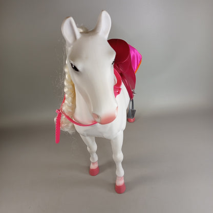 Our Generation Pferdefigur – mit Sattel, Zaumzeug & Zubehör