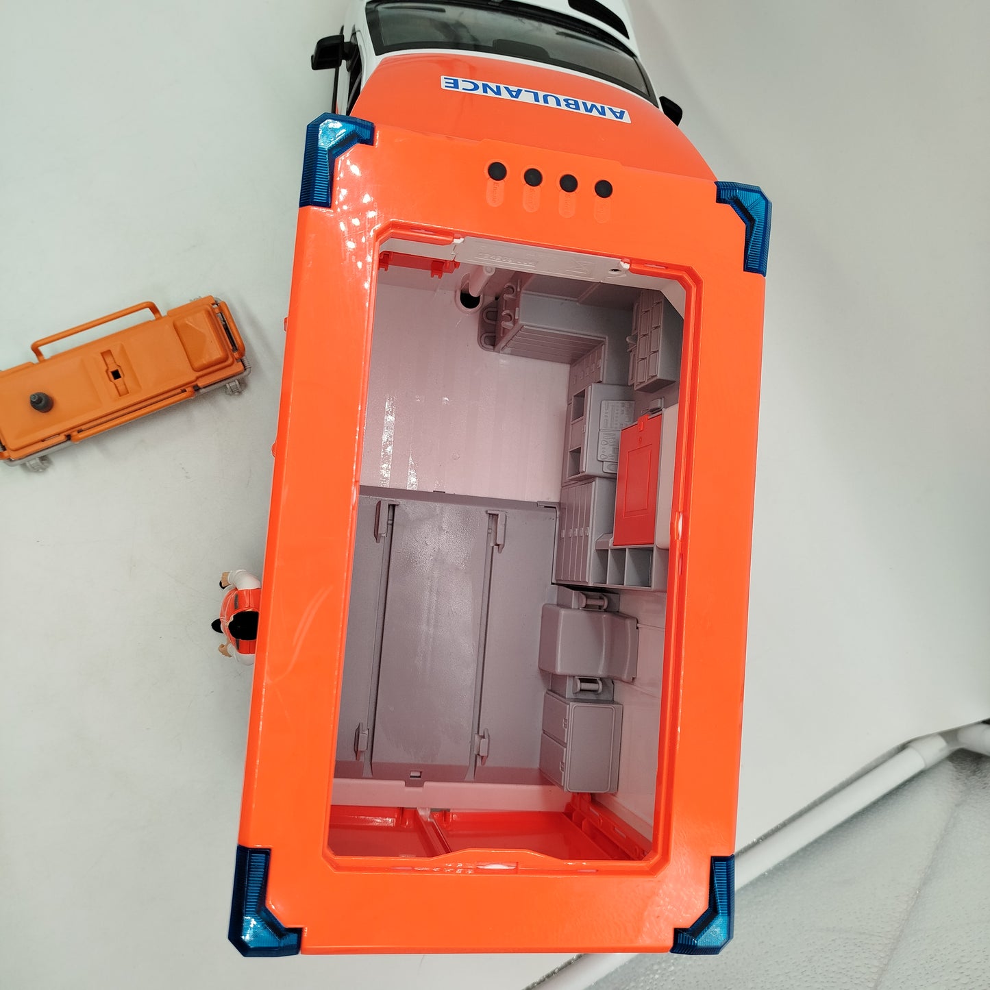 Bruder MB Sprinter Ambulanz 02676 mit Zubehör