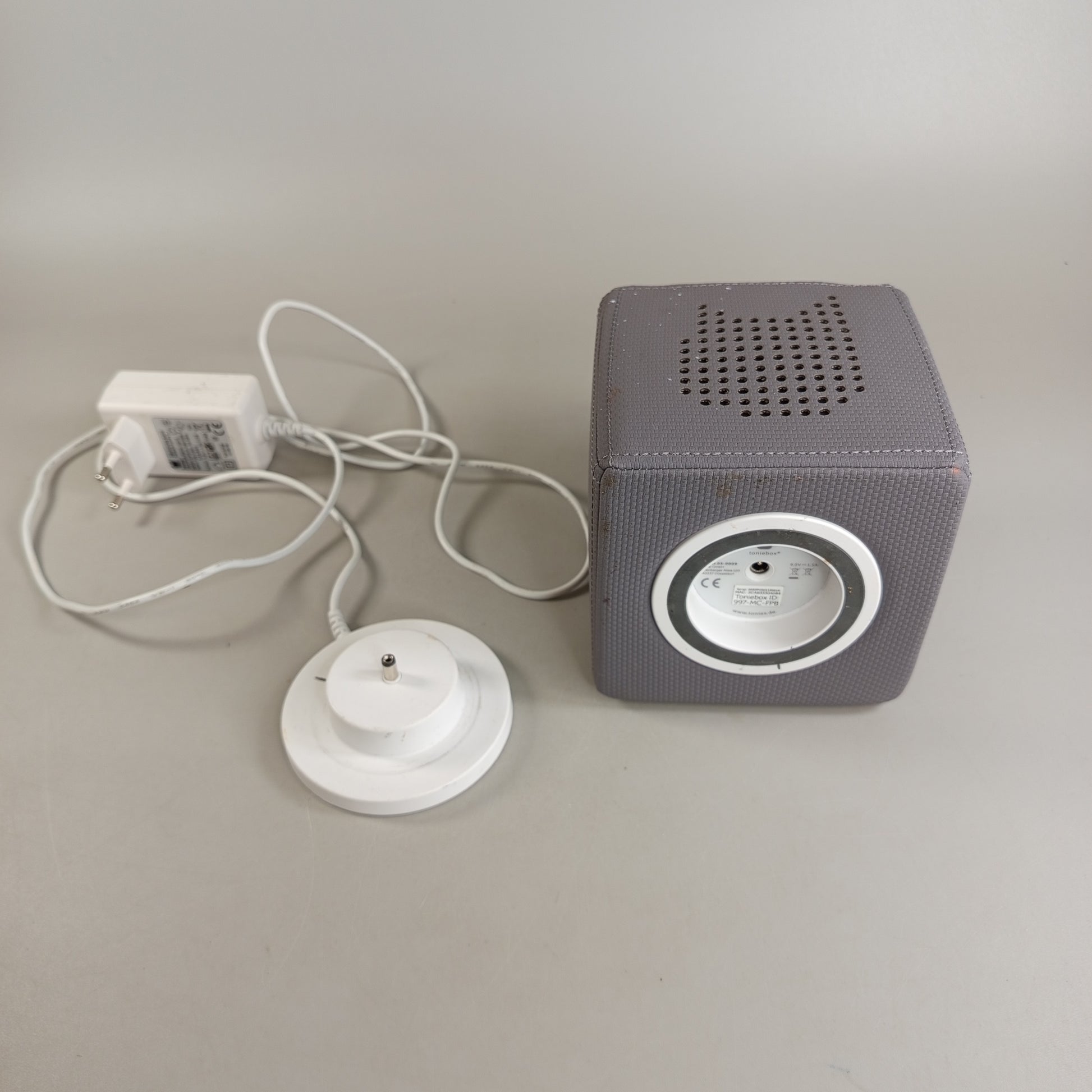 tonies Toniebox grau – Hörspielbox mit Figur & Ladestation