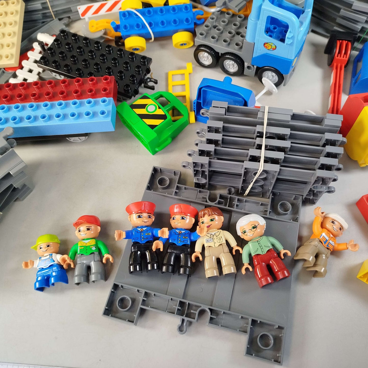 LEGO Duplo Eisenbahn Konvolut mit Schienen & Zügen
