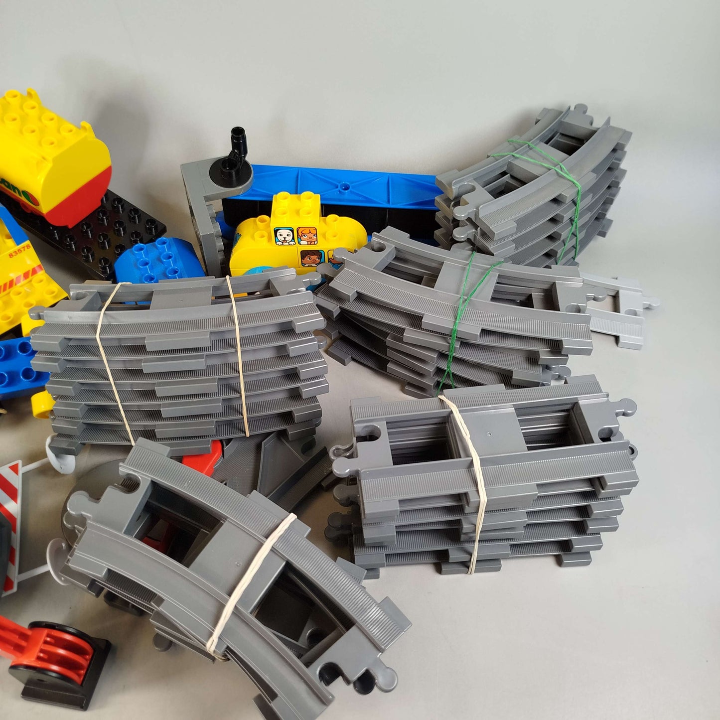 LEGO Duplo Eisenbahn Konvolut mit Schienen & Zügen