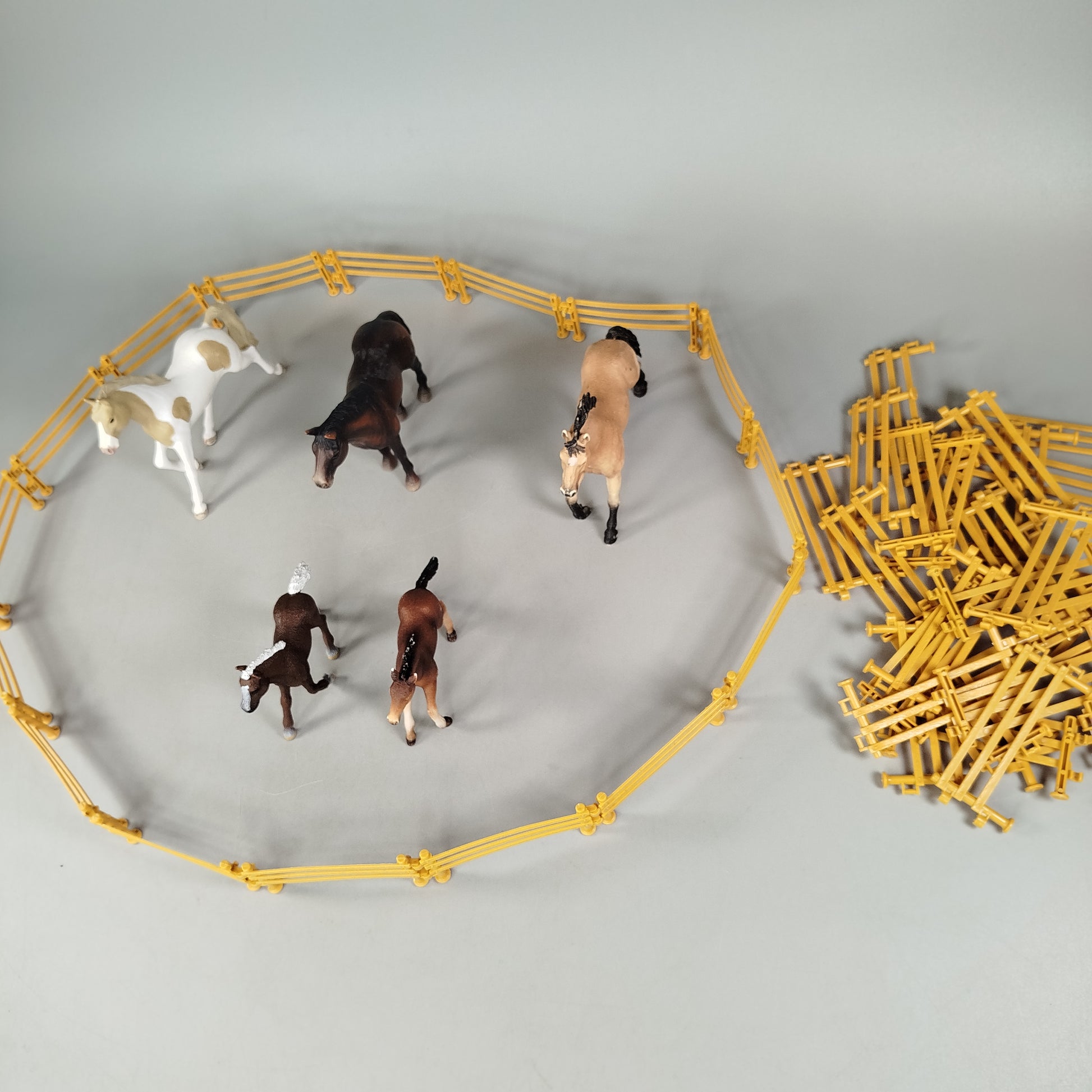 Pferde Figuren-Set – 5 Tiere mit Zaun & Umzäunung, vollständig