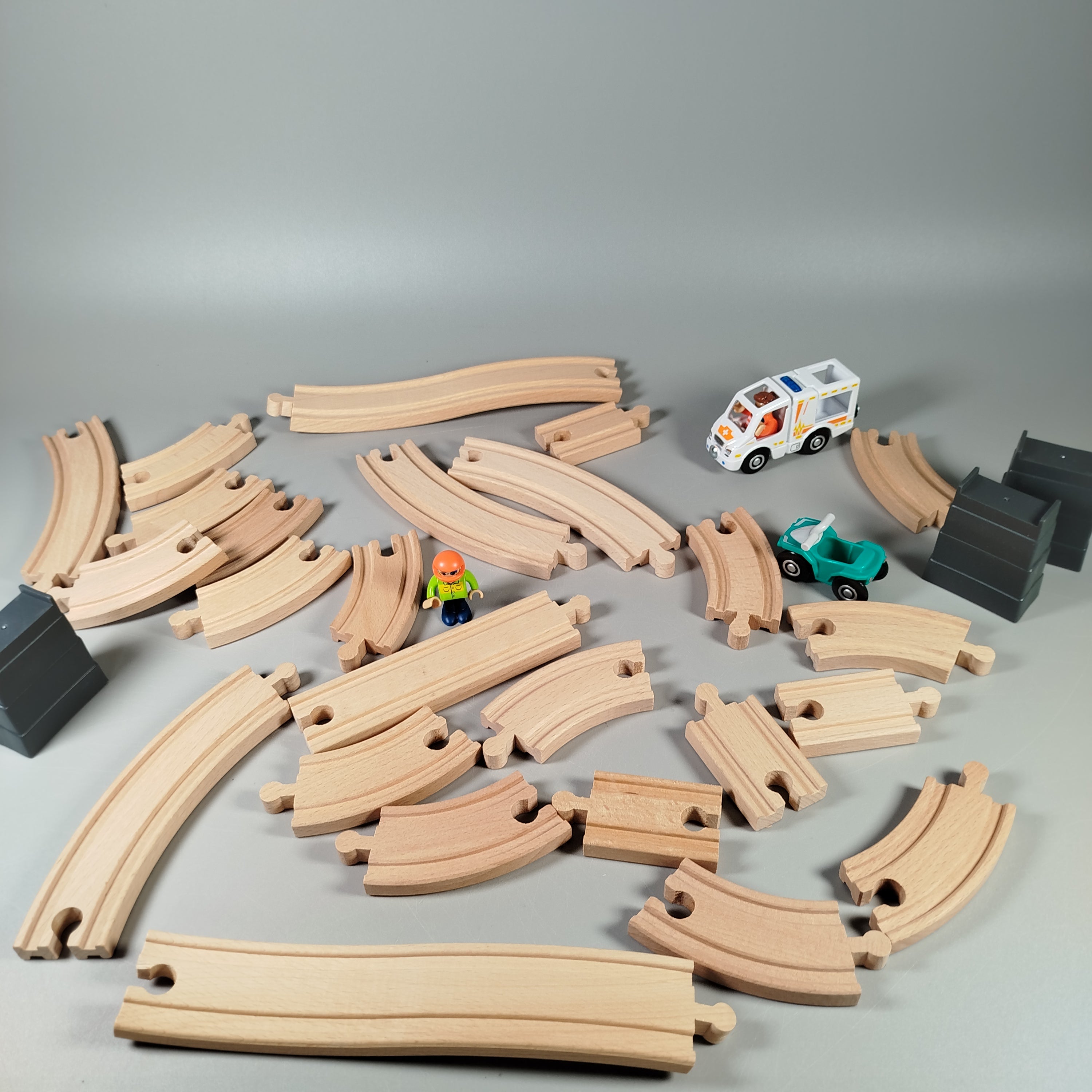 Holzeisenbahn Set – Fahrzeuge, Figuren & Plastikbrücke