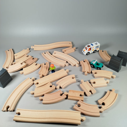 Holzeisenbahn Set – Fahrzeuge, Figuren & Plastikbrücke