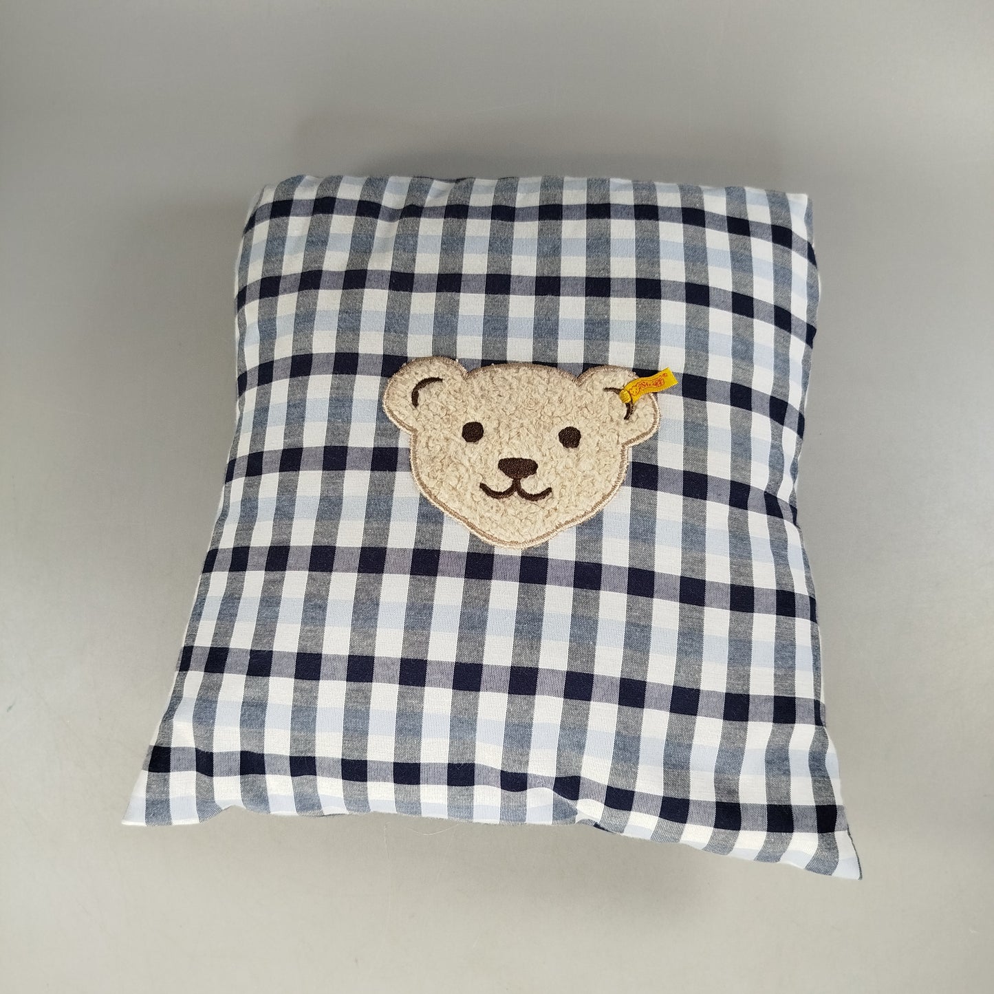 Steiff Kissen – blau kariert mit Teddybär-Stickerei