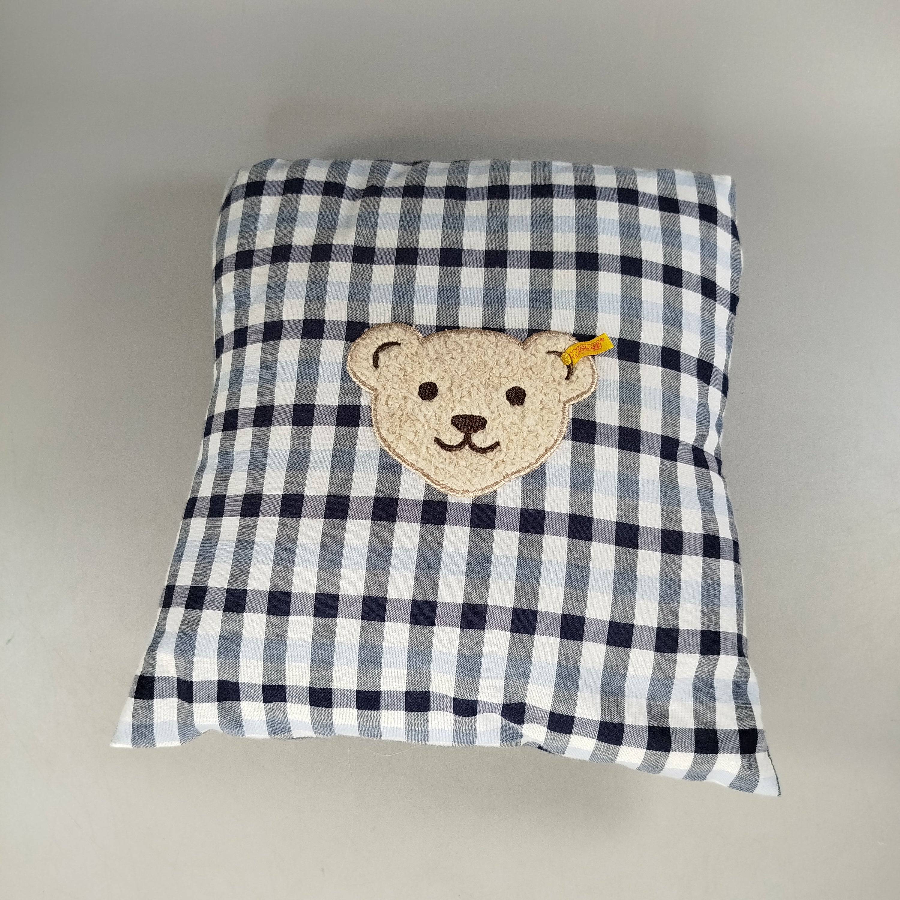Steiff Kissen – blau kariert mit Teddybär-Stickerei