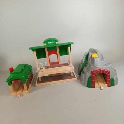 BRIO Zubehörset – Bahnhöfe, Brücken & Tunnel, 10 Teile