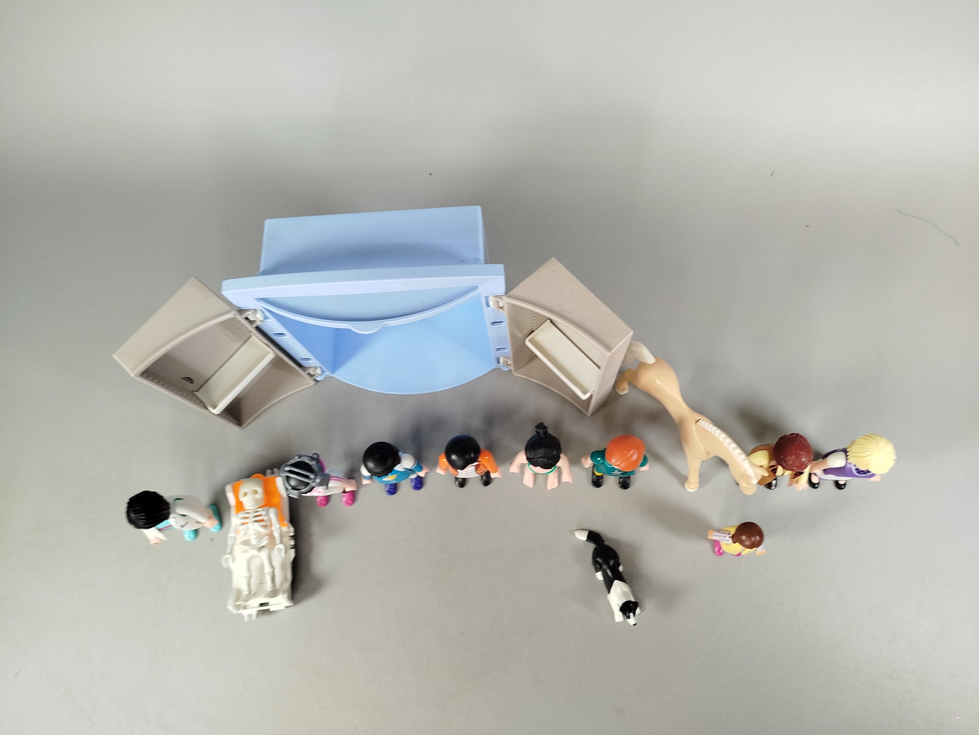 Playmobil Figuren-Set – 10 Figuren mit Pferd, Hund & Aufbewahrungsbox