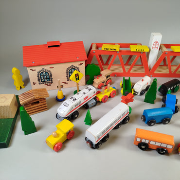 Brio Holzeisenbahn Set - Züge, Schienen & Gebäude, gebraucht