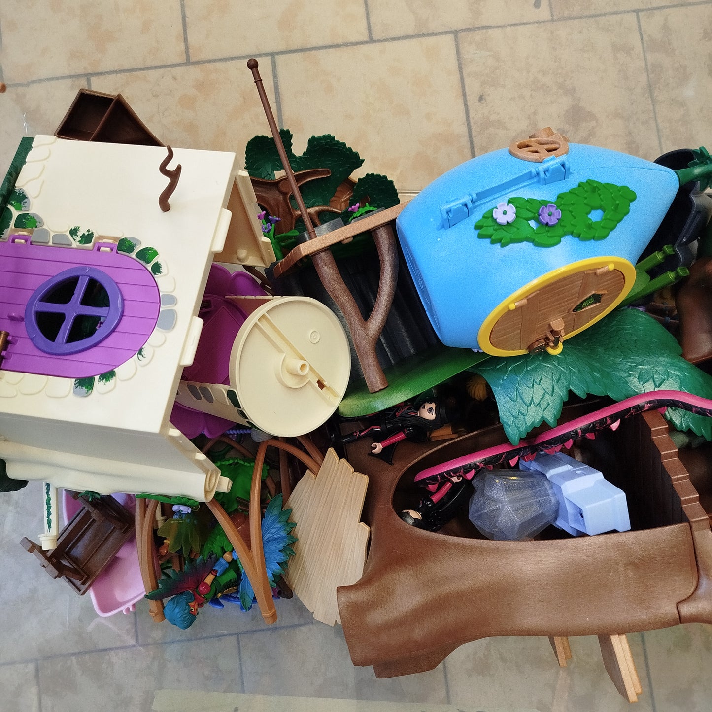 Playmobil Ayuma 70799 Abenteuer-Spielwelt – mit Figuren & Zubehör